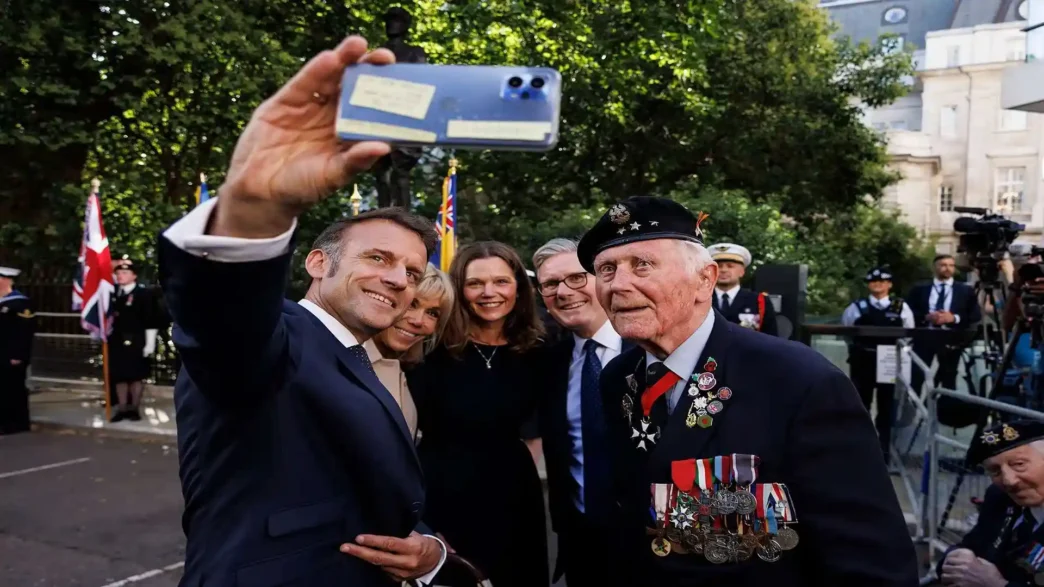 Macron, Starmer y sus esposas durante la visita de estado de Francia al Reino Unido en 2025