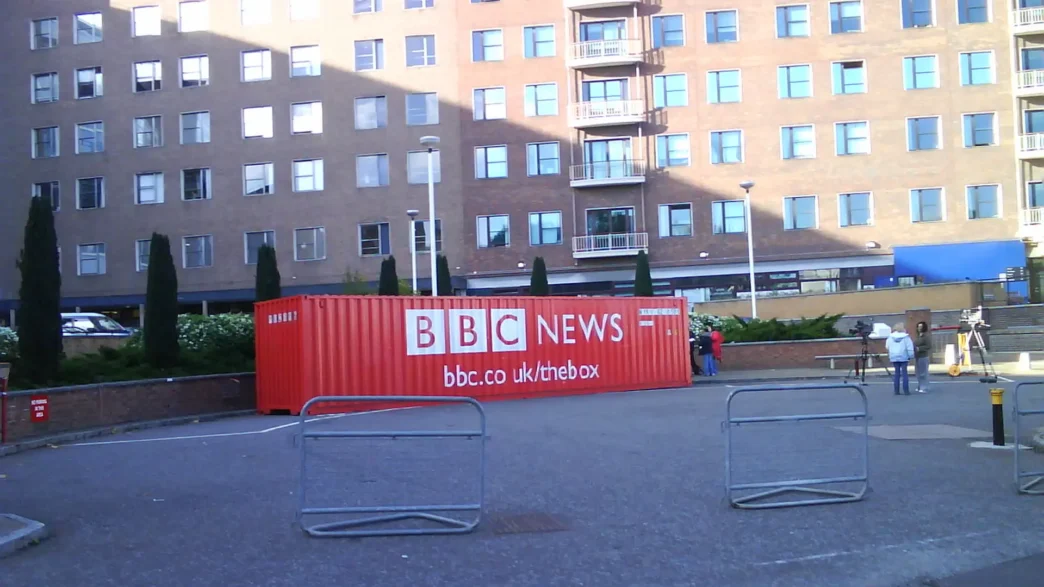 Contenedor rojo de BBC News