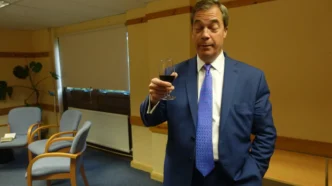 Nigel Farage en el camerino de Any Questions, BBC Radio 4, el 5 de mayo de 2017 bebiendo vino