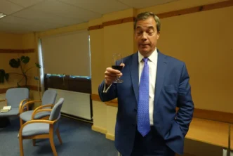 Nigel Farage en el camerino de Any Questions, BBC Radio 4, el 5 de mayo de 2017 bebiendo vino
