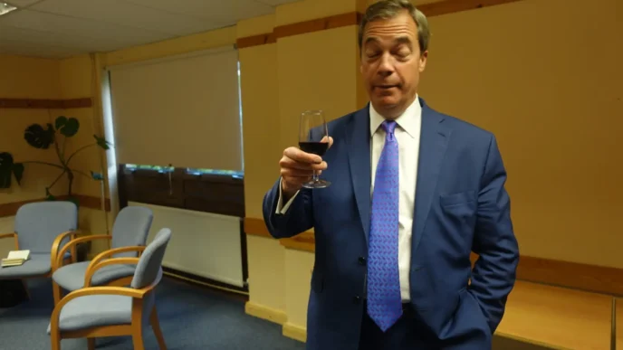 Nigel Farage en el camerino de Any Questions, BBC Radio 4, el 5 de mayo de 2017 bebiendo vino