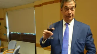 Nigel Farage en el camerino de Any Questions, BBC Radio 4, el 5 de mayo de 2017 bebiendo vino