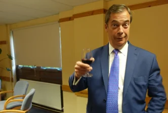 Nigel Farage en el camerino de Any Questions, BBC Radio 4, el 5 de mayo de 2017 bebiendo vino