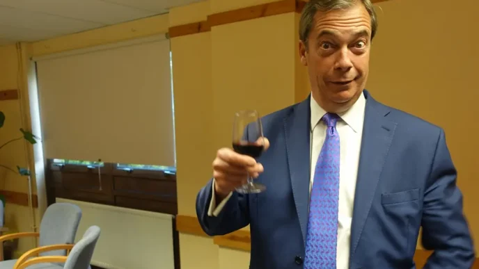 Nigel Farage en el camerino de Any Questions, BBC Radio 4, el 5 de mayo de 2017 bebiendo vino