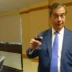 Nigel Farage en el camerino de Any Questions, BBC Radio 4, el 5 de mayo de 2017 bebiendo vino