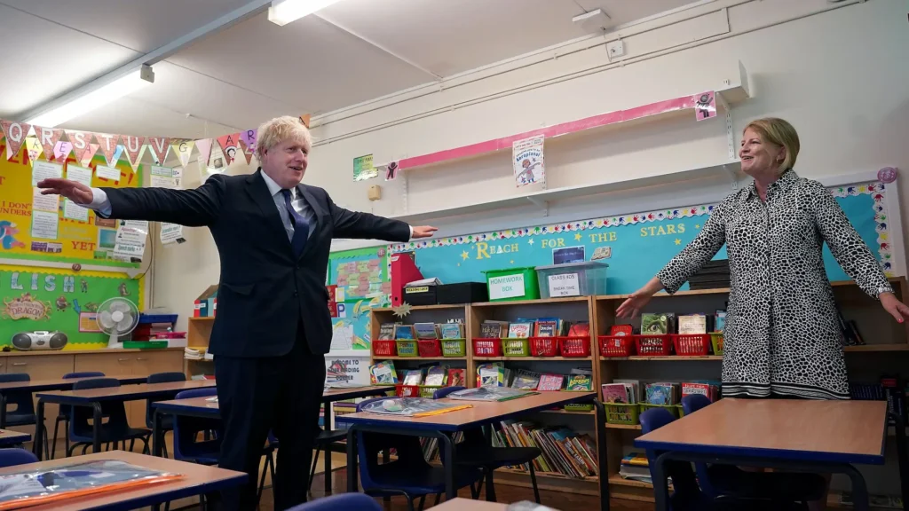 Londres, Reino Unido. El primer ministro Boris Johnson visita la escuela primaria católica St. Joseph's de Upminster para supervisar los preparativos contra la COVID-19