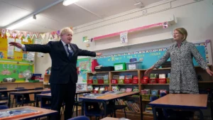 Londres, Reino Unido. El primer ministro Boris Johnson visita la escuela primaria católica St. Joseph's de Upminster para supervisar los preparativos contra la COVID-19