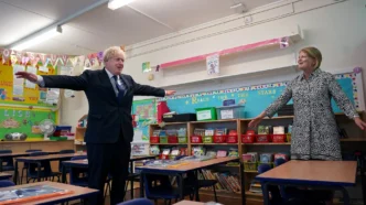 Londres, Reino Unido. El primer ministro Boris Johnson visita la escuela primaria católica St. Joseph's de Upminster para supervisar los preparativos contra la COVID-19
