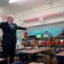 Londres, Reino Unido. El primer ministro Boris Johnson visita la escuela primaria católica St. Joseph's de Upminster para supervisar los preparativos contra la COVID-19