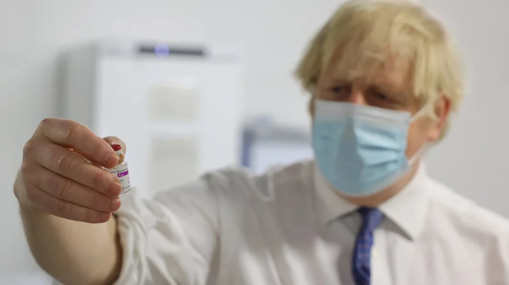 El Primer Ministro Boris Johnson visita SureScreen Diagnostics en Derby durante el confinamiento por la Covid-19.