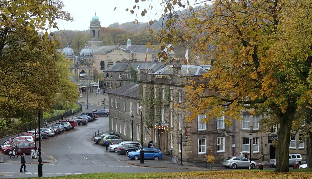 Vista en otoño de Buxton, Derbyshire, Inglaterra