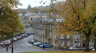 Vista en otoño de Buxton, Derbyshire, Inglaterra