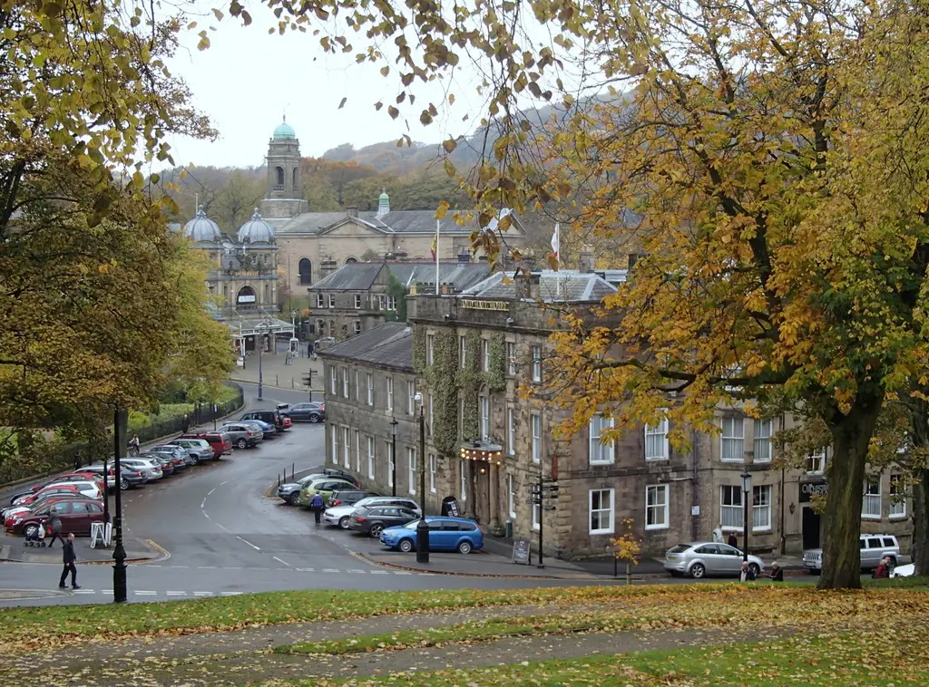 Vista en otoño de Buxton, Derbyshire, Inglaterra