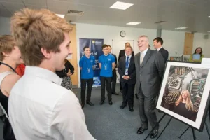 El Principe Andres se le ve conversando con algunos de los aprendices en la exposición "Ciencia del Arte".