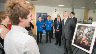 El Principe Andres se le ve conversando con algunos de los aprendices en la exposición "Ciencia del Arte".