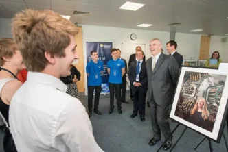 El Principe Andres se le ve conversando con algunos de los aprendices en la exposición "Ciencia del Arte".