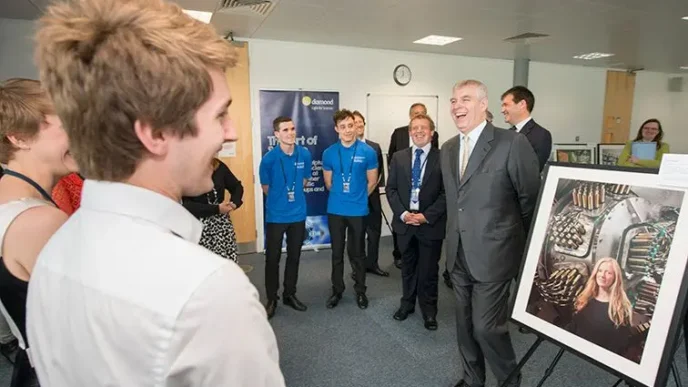 El Principe Andres se le ve conversando con algunos de los aprendices en la exposición "Ciencia del Arte".
