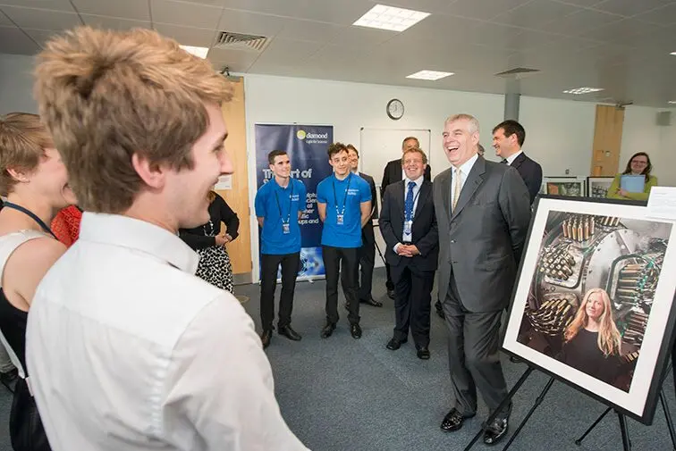 El Principe Andres se le ve conversando con algunos de los aprendices en la exposición "Ciencia del Arte".