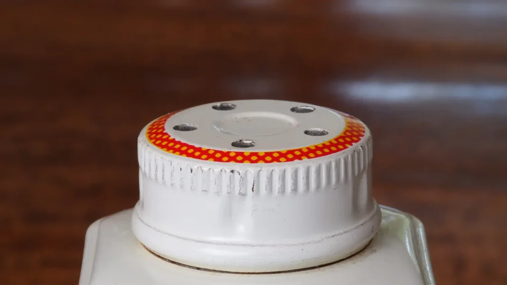 Tapón antiguo de Polvos de Talco Johnsons. Es metálico.