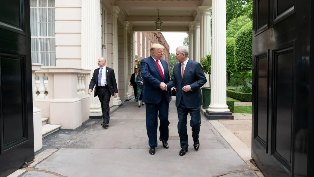 El presidente Donald J. Trump es recibido por Su Alteza Real el Príncipe Andrés a las afueras del Palacio de St. James en Londres el martes 4 de junio de 2019, camino al número 10 de Downing Street.