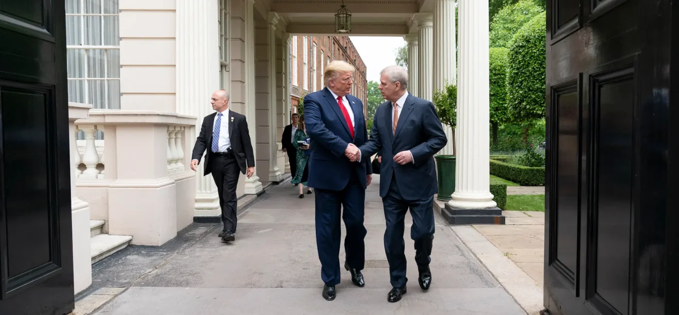 El presidente Donald J. Trump es recibido por Su Alteza Real el Príncipe Andrés a las afueras del Palacio de St. James en Londres el martes 4 de junio de 2019, camino al número 10 de Downing Street.