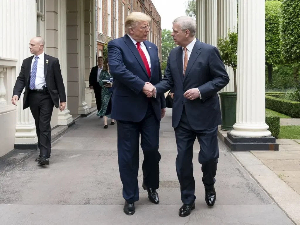 El presidente Donald J. Trump es recibido por Su Alteza Real el Príncipe Andrés a las afueras del Palacio de St. James en Londres el martes 4 de junio de 2019, camino al número 10 de Downing Street.