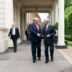 El presidente Donald J. Trump es recibido por Su Alteza Real el Príncipe Andrés a las afueras del Palacio de St. James en Londres el martes 4 de junio de 2019, camino al número 10 de Downing Street.