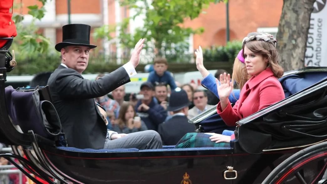 El príncipe Andrés y la princesa Eugenia, junio de 2012 en un carruaje