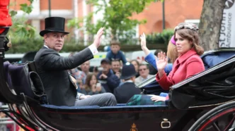 El príncipe Andrés y la princesa Eugenia, junio de 2012 en un carruaje