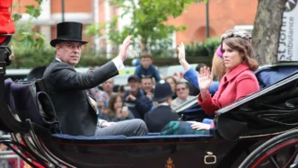 El príncipe Andrés y la princesa Eugenia, junio de 2012 en un carruaje