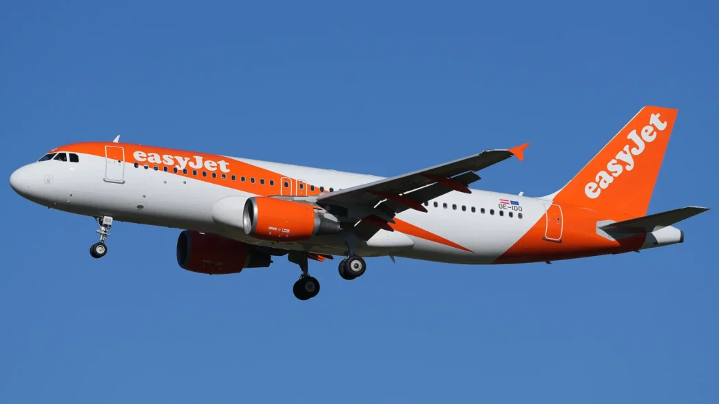 Airbus A320-214 de "easyJet Europe" aterrizando en Berlin Brandenburg Airport (BER)