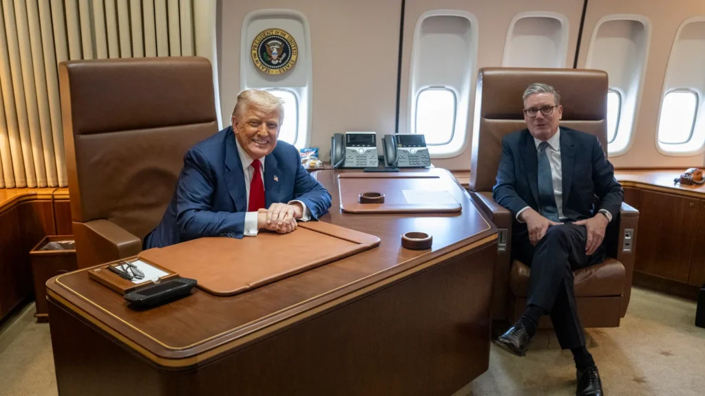 Donald Trump participa en una reunión bilateral con el primer ministro del Reino Unido, Keir Starmer, el 28 de julio de 2025 en Escocia.