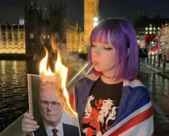 Ilustración generada por IA con Grok que representa el meme “Amelia” asociado a la extrema derecha en Reino Unido