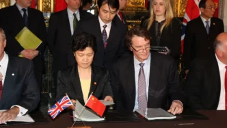 Jim Ratcliffe, presidente del Grupo INEOS, firma un acuerdo marco con Wang Lihua, economista jefe adjunto de China National Petroleum Corporation y presidente de Petrochina International Co Ltd, el 10 de enero de 2011.