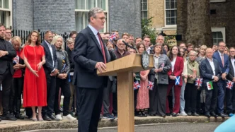 Keir Starmer pronuncia su primer discurso como Primer Ministro desde Downing Street.