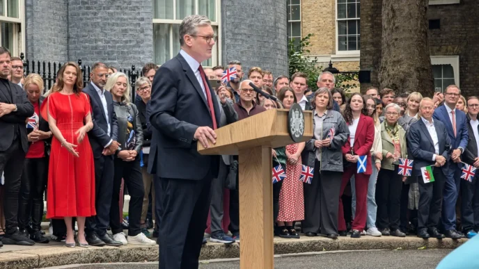 Keir Starmer pronuncia su primer discurso como Primer Ministro desde Downing Street.