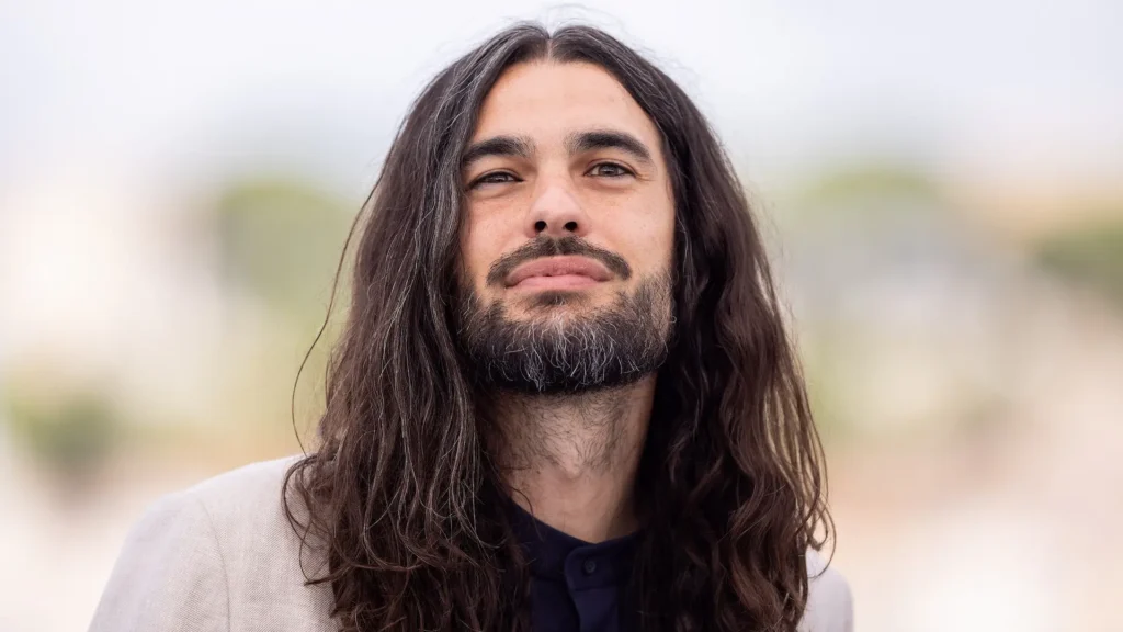 Oliver Laxe presentando la película ''Sirât'' en el Festival de Cine de Cannes 2025