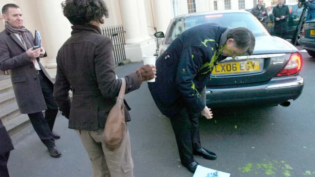 un activista lanza pintura a Peter Mandelson, Lord Mandelson en 2009