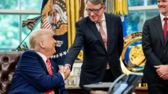 El presidente Donald Trump con el secretario de Comercio Howard Lutnick, el vicepresidente J. D. Vance, el embajador británico Peter Mandelson, el representante comercial de EE. UU. Jamieson Greer y la secretaria de Agricultura Brooke Rollins para anunciar un acuerdo comercial con el Reino Unido el jueves 8 de mayo de 2025 en el Despacho Oval. (Foto oficial de la Casa Blanca por Molly Riley)