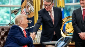 El presidente Donald Trump con el secretario de Comercio Howard Lutnick, el vicepresidente J. D. Vance, el embajador británico Peter Mandelson, el representante comercial de EE. UU. Jamieson Greer y la secretaria de Agricultura Brooke Rollins para anunciar un acuerdo comercial con el Reino Unido el jueves 8 de mayo de 2025 en el Despacho Oval. (Foto oficial de la Casa Blanca por Molly Riley)