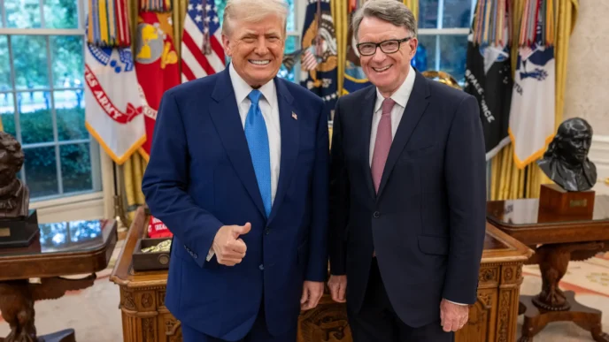 El presidente Donald Trump participa en una ceremonia de acreditación con los embajadores en Estados Unidos, el miércoles 11 de junio de 2025, en el Despacho Oval. (Foto oficial de la Casa Blanca por Daniel Torok)