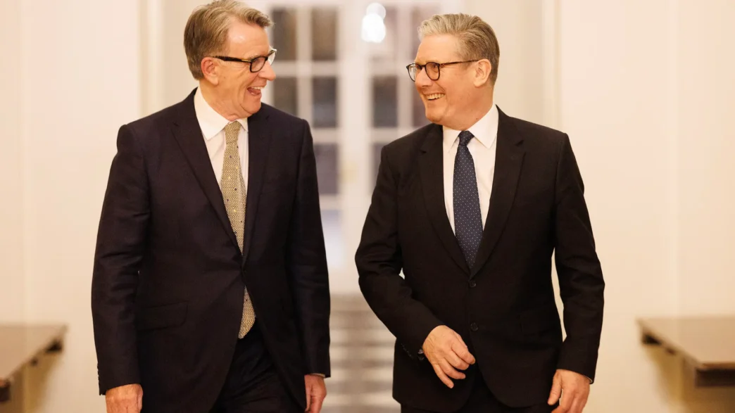 26/02/2025. Washington D.C., Estados Unidos. El primer ministro Keir Starmer camina con Peter Mandelson, embajador del Reino Unido en Estados Unidos, en la Embajada Británica en ese país. Fotografía de Simon Dawson / n.º 10 de Downing Street.