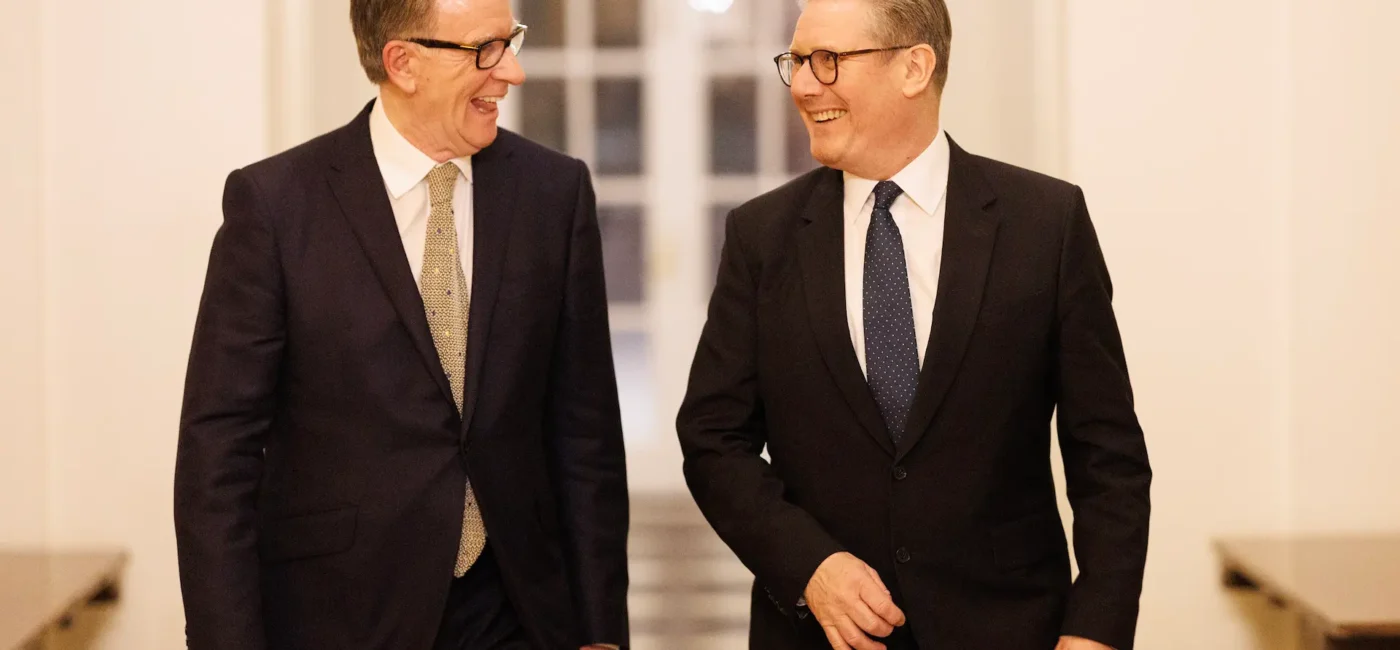 26/02/2025. Washington D.C., Estados Unidos. El primer ministro Keir Starmer camina con Peter Mandelson, embajador del Reino Unido en Estados Unidos, en la Embajada Británica en ese país. Fotografía de Simon Dawson / n.º 10 de Downing Street.