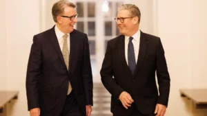 26/02/2025. Washington D.C., Estados Unidos. El primer ministro Keir Starmer camina con Peter Mandelson, embajador del Reino Unido en Estados Unidos, en la Embajada Británica en ese país. Fotografía de Simon Dawson / n.º 10 de Downing Street.
