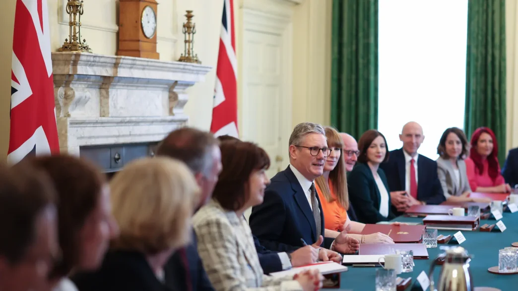 Londres, Reino Unido. El primer ministro Keir Starmer recibe a su primer gabinete en el número 10 de Downing Street. Fotografía de Lauren Hurley / Número 10 de Downing Street.