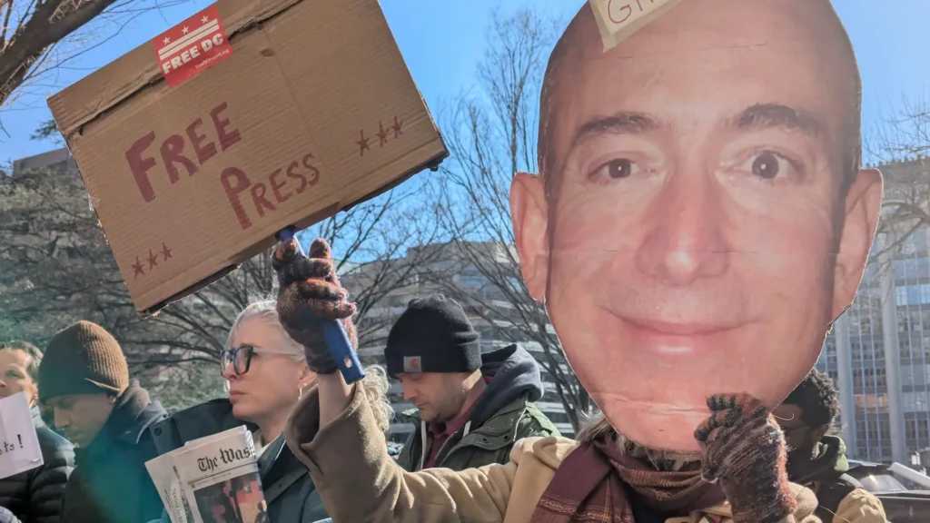 Manifestación en apoyo a los periodistas despedidos por The Washington Post en febrero de 2026