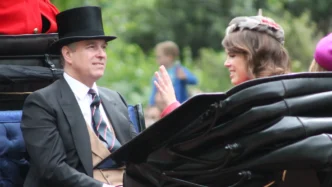 Andrew Mountbatten-Windsor, ex Duque de York con su hija en 2012