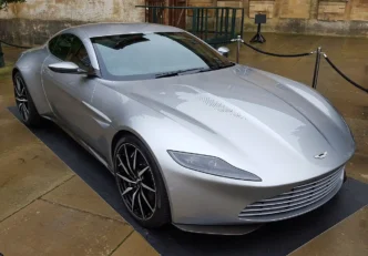 Aston Martin DB10, el coche de James Bond en la película Spectre. Fotografiado en el Gran Patio del Palacio de Blenheim, donde se exhibió para el estreno del documental DB10: Built for Bond