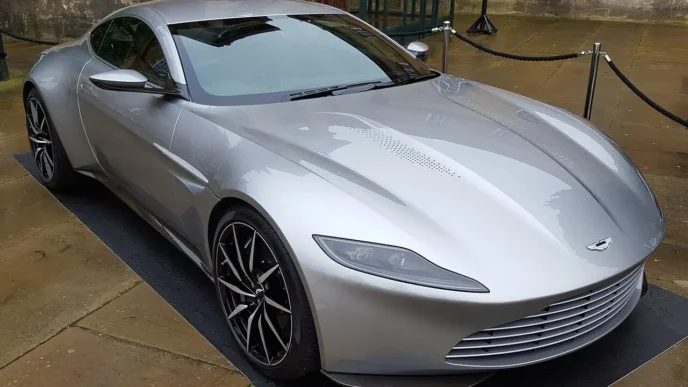 Aston Martin DB10, el coche de James Bond en la película Spectre. Fotografiado en el Gran Patio del Palacio de Blenheim, donde se exhibió para el estreno del documental DB10: Built for Bond