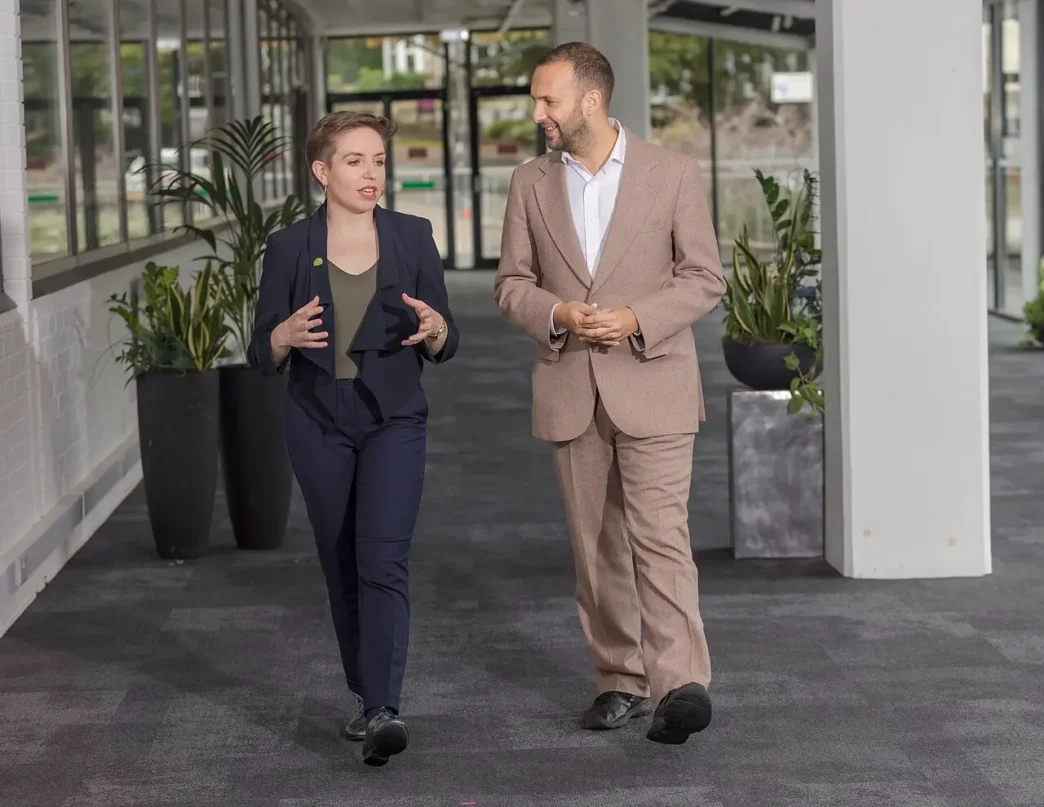 Carla Denyer, colíder del Partido Verde, con Zack Polanski AM, líder adjunto y miembro de la Asamblea de Londres